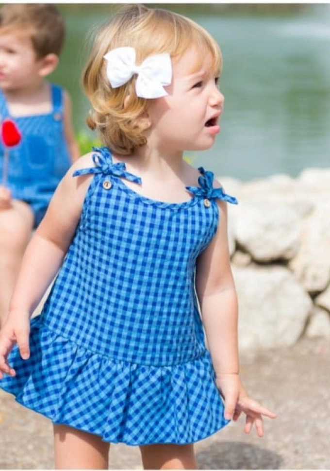 Ranita niña de cuadros en color azul.Pequeños piratas.