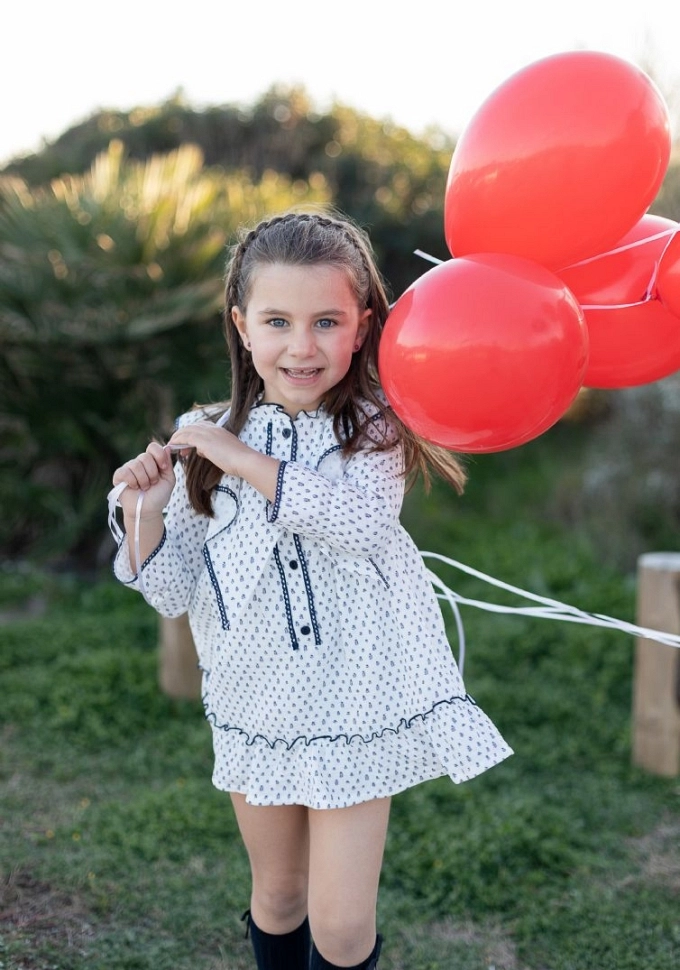 Vestido color blanco con flores en azul marino.Coco-acqua.