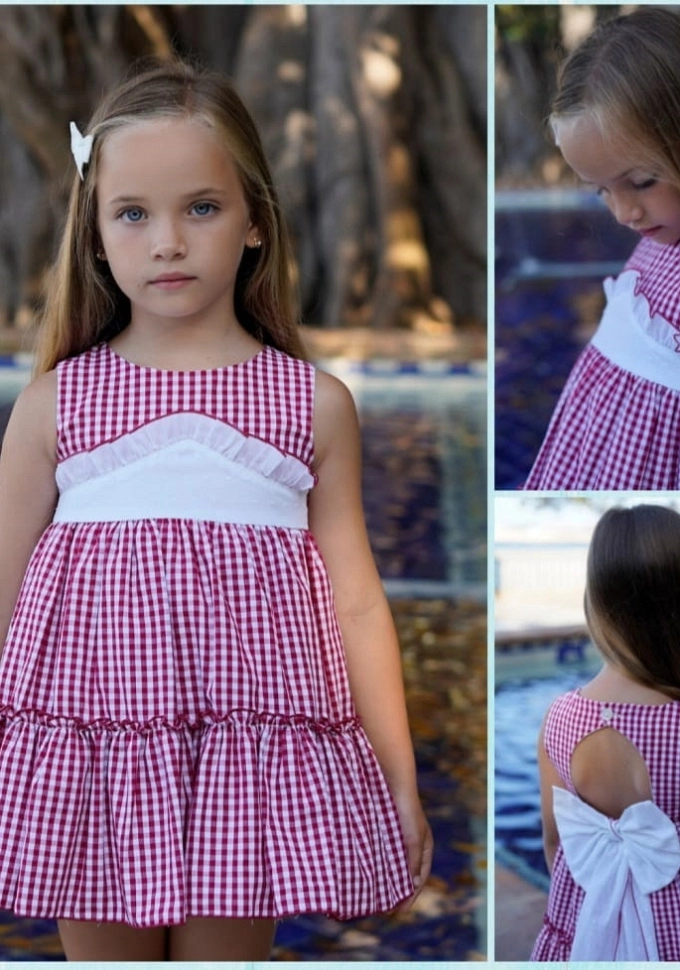 Vestido con vuelo en cuadros color rojo