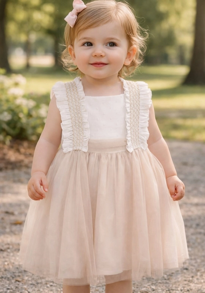 Vestido de ceremonia con tul en color camel.