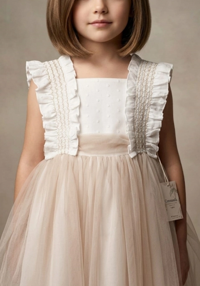 Vestido de ceremonia con tul en color camel.