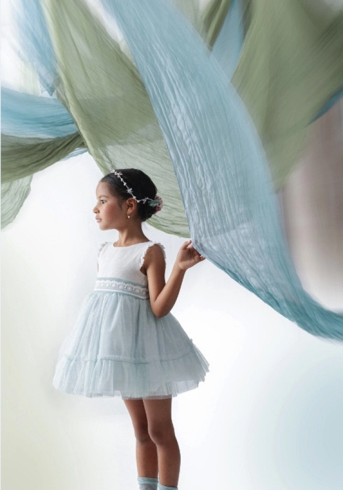 Vestido de ceremonia con vuelo en color verde.Bamarti.