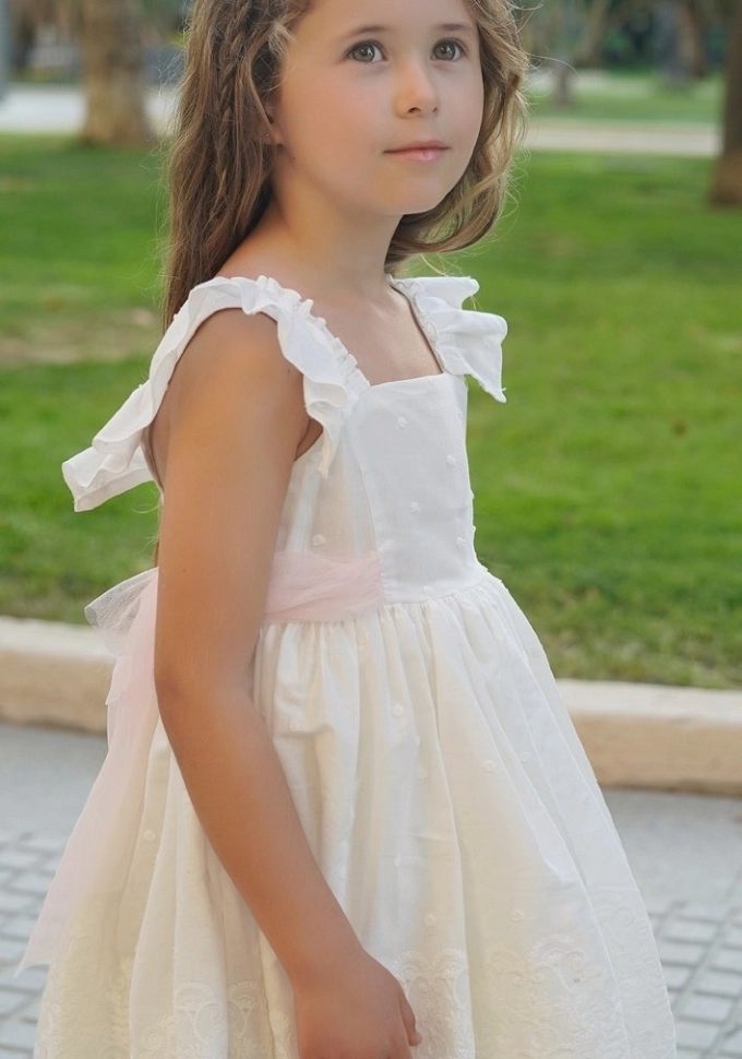 Vestido de ceremonia en color blanco con lazo rosa.