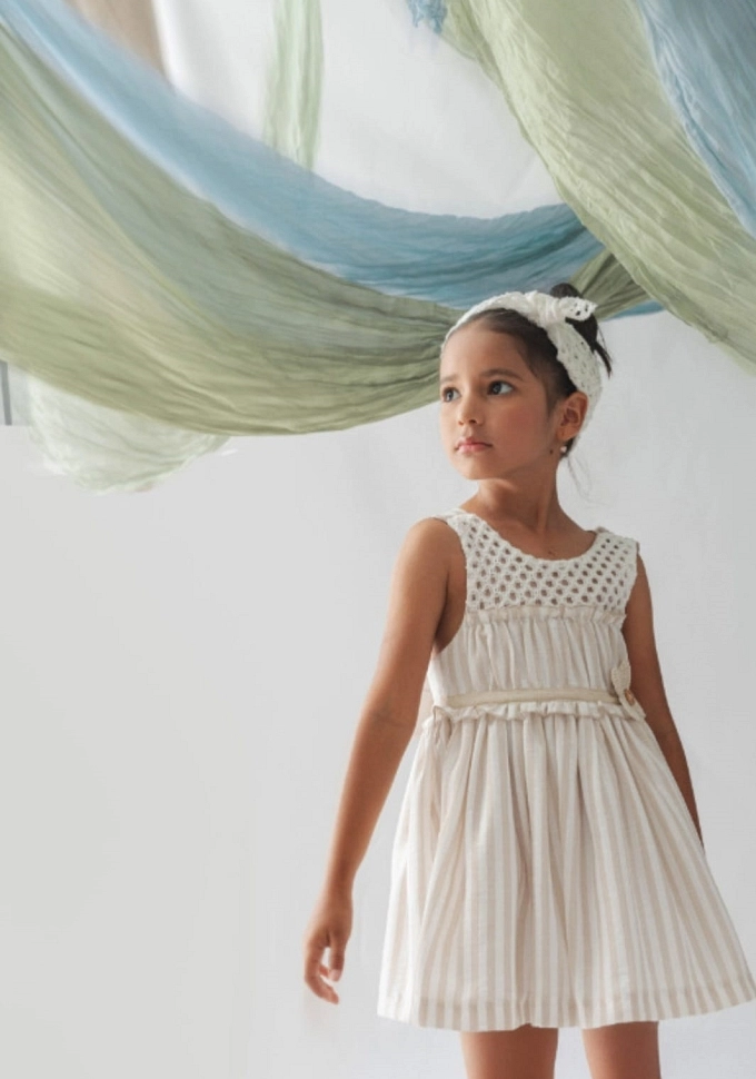 Vestido de tirantes en color crudo  con flor.Basmarti.