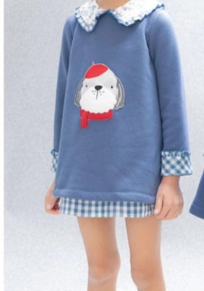 Vestido en color azul con un perro.Basmarti.