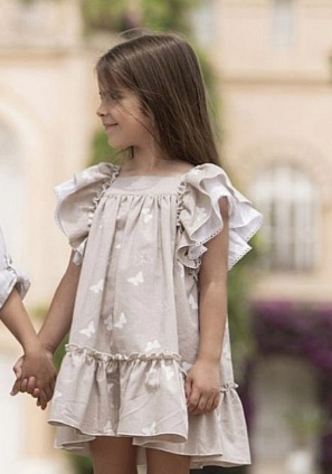 Vestido en color tostado con volantes.Coco Aqua.