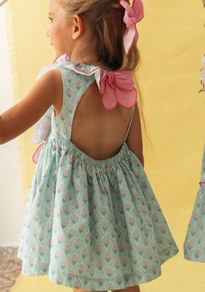 Vestido infantil en color verde con flores en color fucsia.Basmarti.